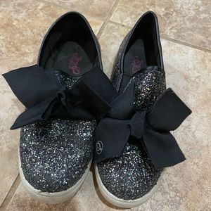 Used JoJo Siwa slip ons. Nonremoveable bows. Just needs to be cleaned.